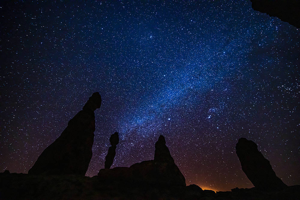 包含星空下的极限徒步，挑战黑暗中的自然奇观的词条