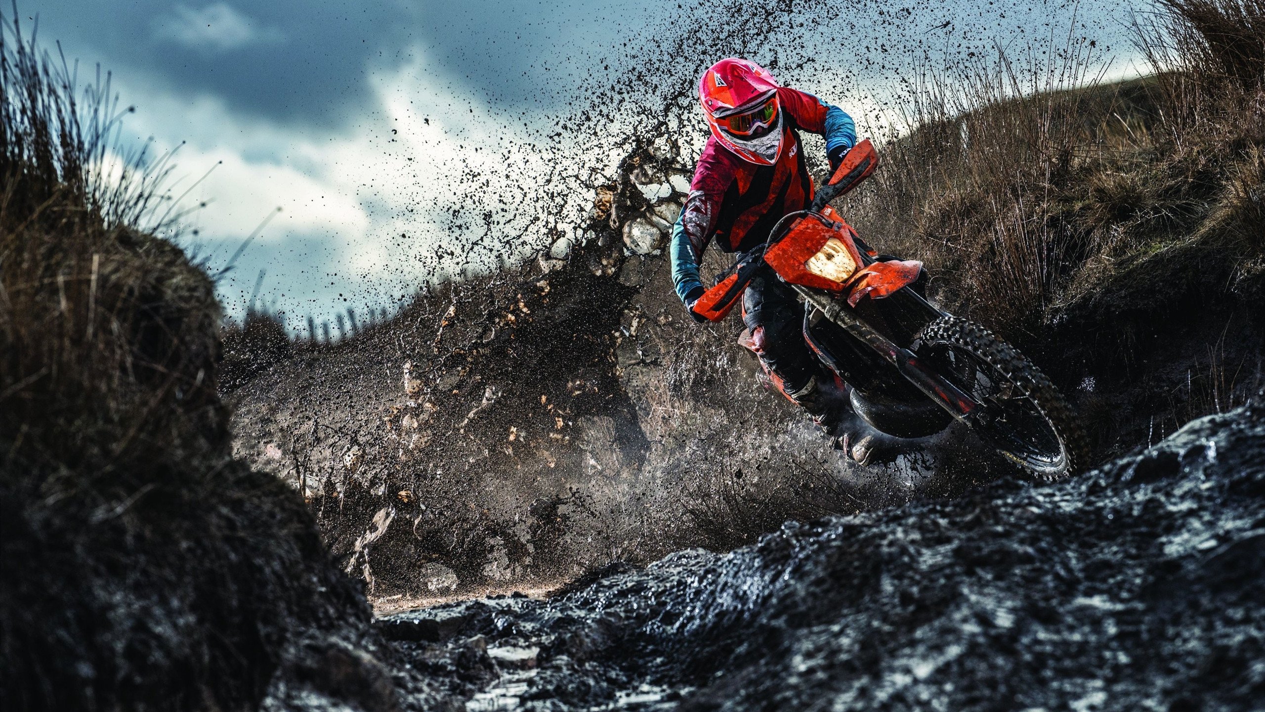 “足球+健康”理念在全国基层广泛传播，运动全民化深入人心，足球运动在全民健身中的意义