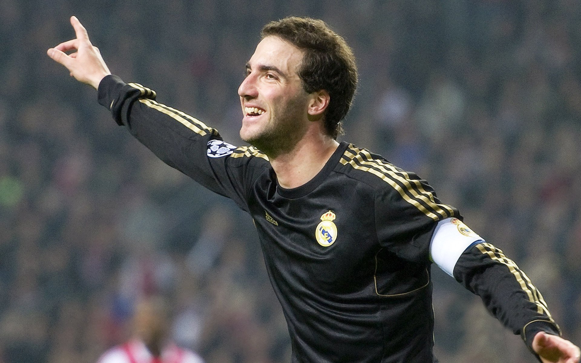 西甲“天王”闪耀全场，精彩进球和关键扑救赢得掌声，西甲首秀